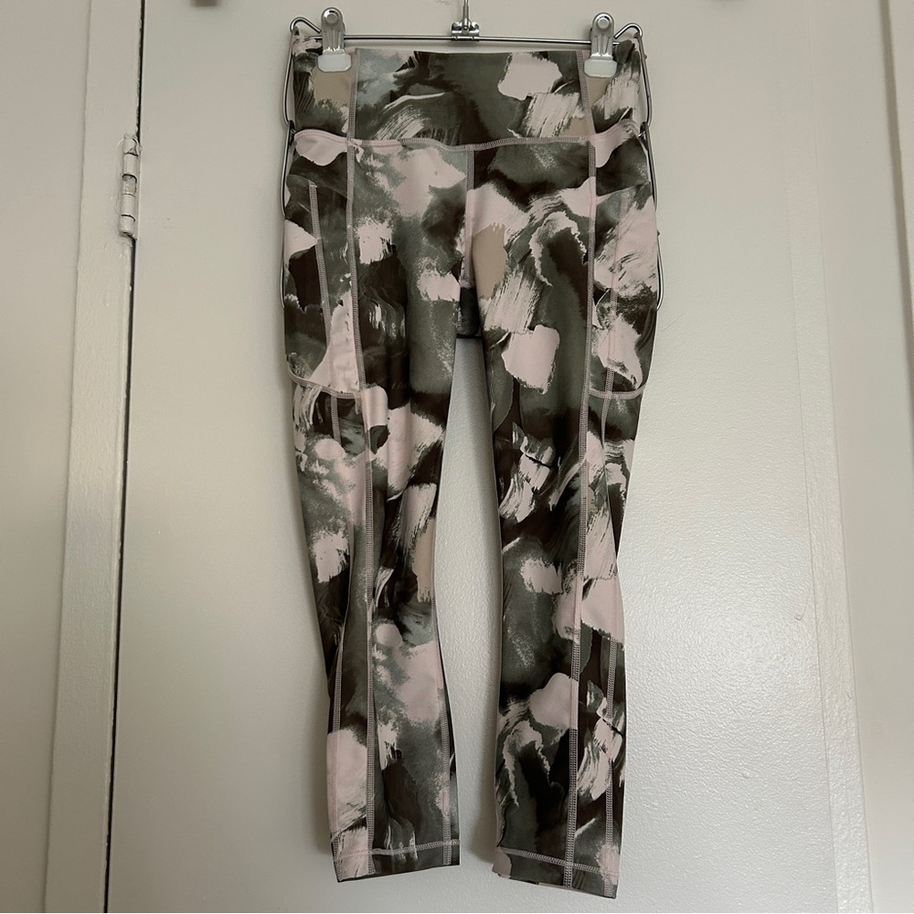 Athleta Ultimate Stash II Capri Pants Workout Active Green & White (Size Small)